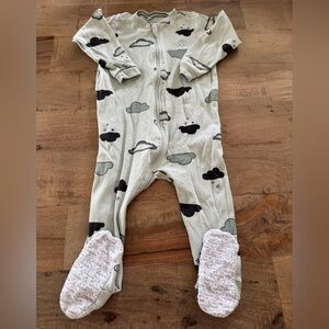 Pekkle green Cozy Cloud Print Kids One Piece footies size 24 months